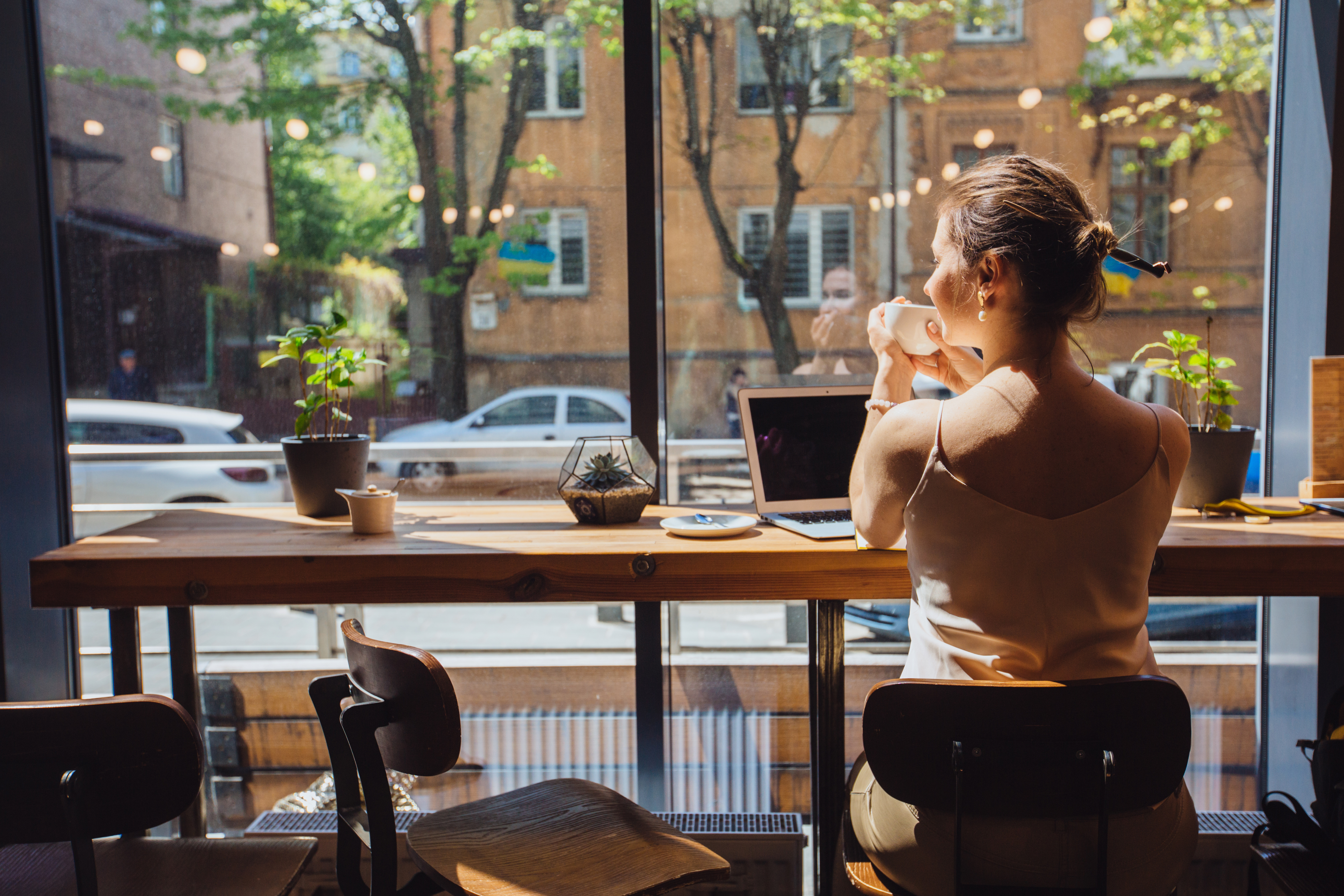 Virtual assistant working on a coffee shop in a modern setting